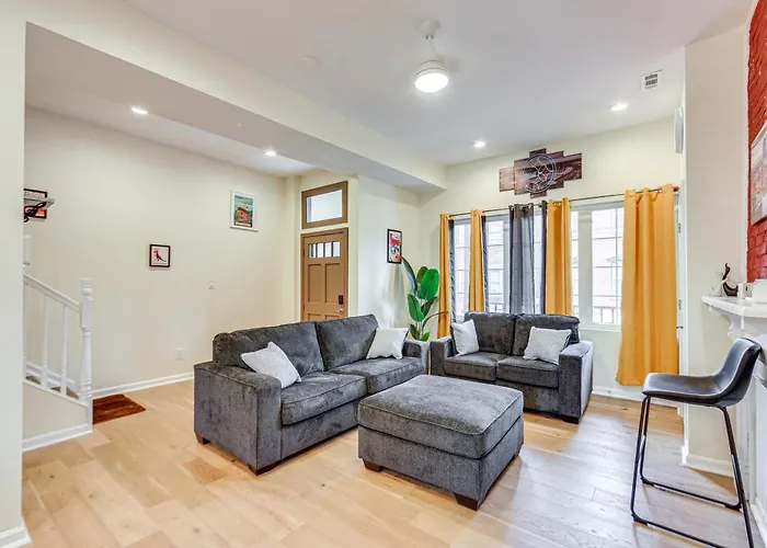 Holiday home W/ Skyline Views: Walk To Stadium!