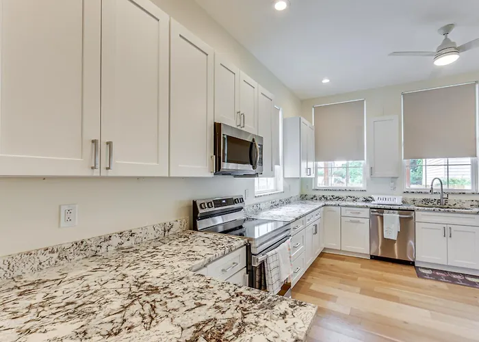 W/ Skyline Views: Walk To Stadium! Holiday home