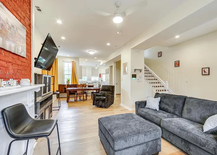 W/ Skyline Views: Walk To Stadium! Holiday home