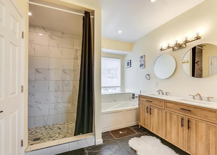 W/ Skyline Views: Walk To Stadium! Holiday home