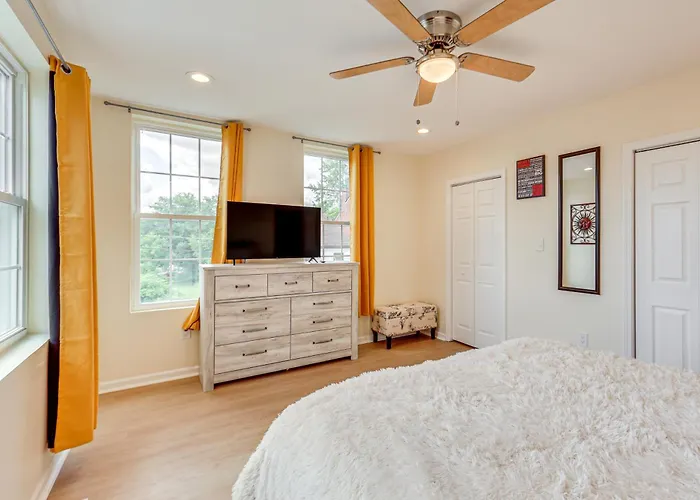 W/ Skyline Views: Walk To Stadium! Holiday home
