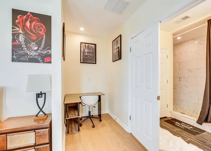 W/ Skyline Views: Walk To Stadium! Holiday home *
