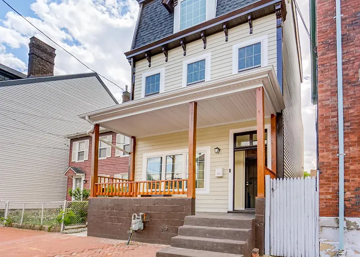 Holiday home W/ Skyline Views: Walk To Stadium! *