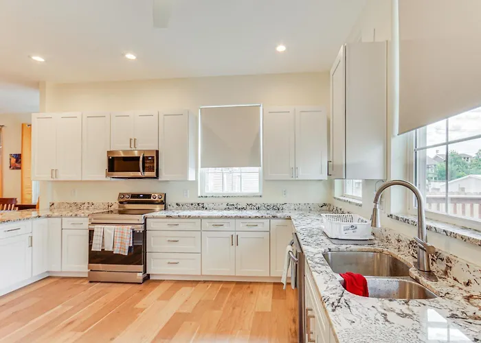 W/ Skyline Views: Walk To Stadium! Holiday home *