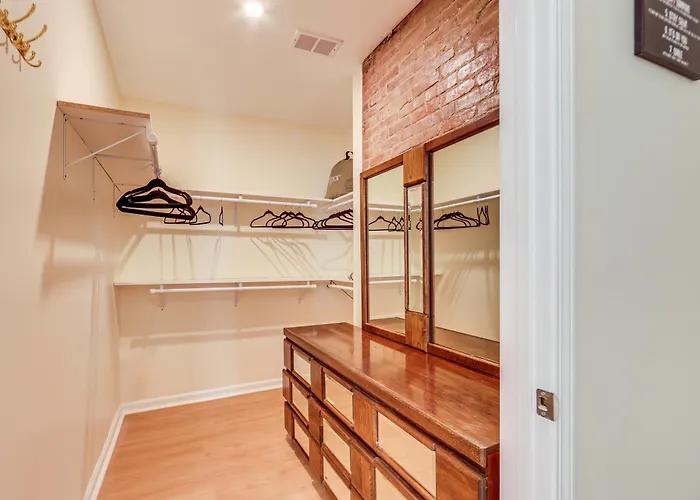 Holiday home W/ Skyline Views: Walk To Stadium! *