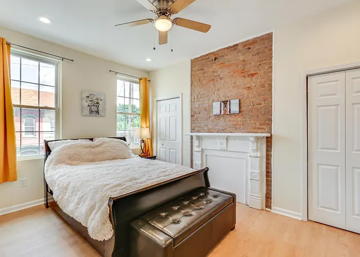 Holiday home W/ Skyline Views: Walk To Stadium!