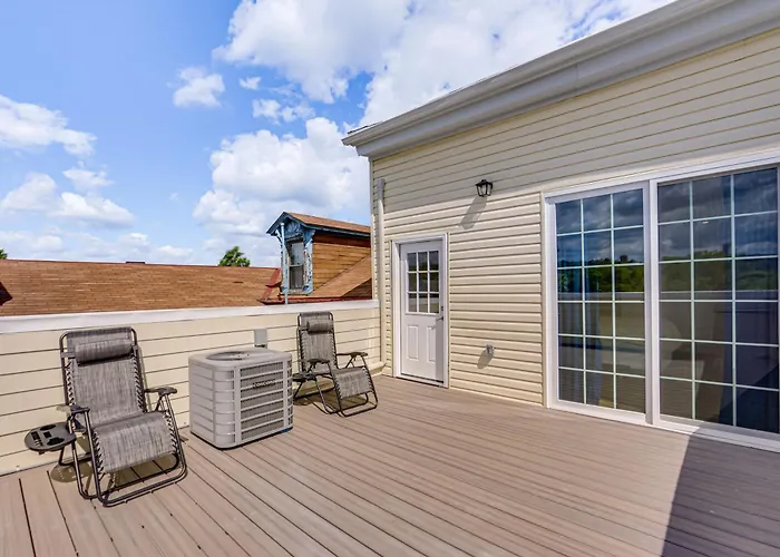 W/ Skyline Views: Walk To Stadium! Holiday home *