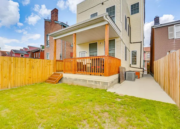Holiday home W/ Skyline Views: Walk To Stadium! *