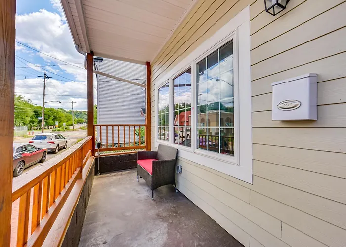 Holiday home W/ Skyline Views: Walk To Stadium! *