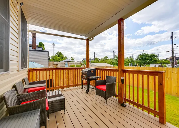 Holiday home W/ Skyline Views: Walk To Stadium! *