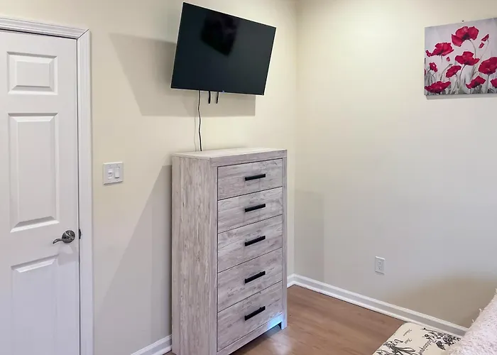 Holiday home W/ Skyline Views: Walk To Stadium! *