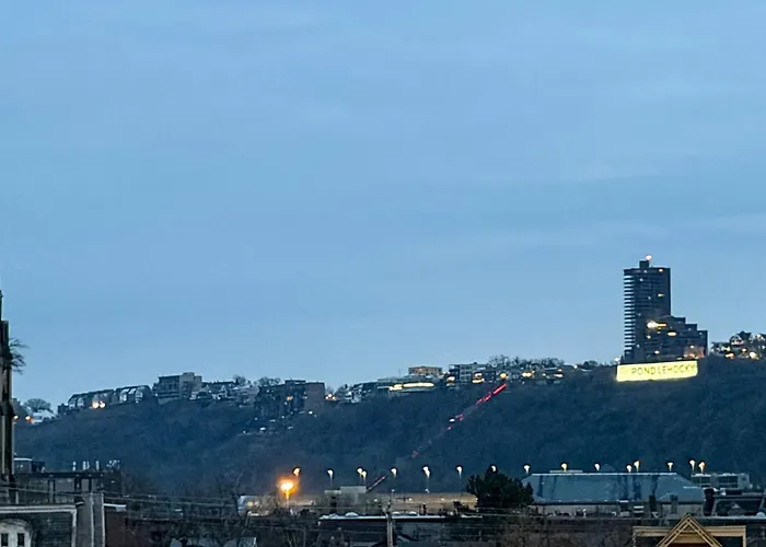 W/ Skyline Views: Walk To Stadium! Holiday home Pittsburgh