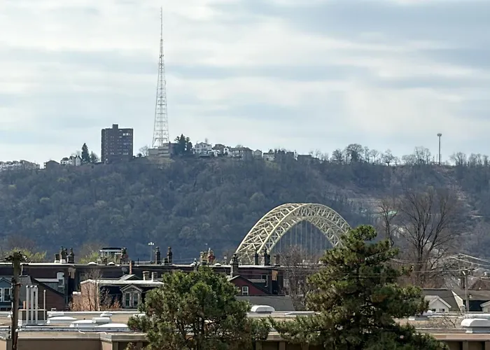 Holiday home W/ Skyline Views: Walk To Stadium! *
